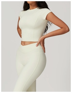 Dettaglio del set fitness ecosostenibile con leggings a vita a V e crop top