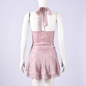 Vue détaillée du dos du haut licou à paillettes roses et de l'ensemble jupe plissée