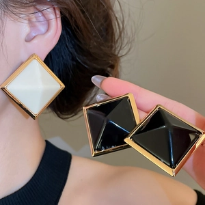Boucles D'oreilles Clous Pyramide Carrée Géométrique Vintage Bijoux En Alliage De Résine Avec Tige En Argent Sterling 925 Pour Femmes