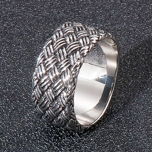Vue macro d'une bague rétro en acier argenté avec détails de texture tressée