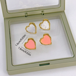 Top view of heart-shaped pearl earrings in pink and white with size marking