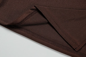 Gros plan détaillé des coutures de haute qualité sur le tissu marron de la robe licou