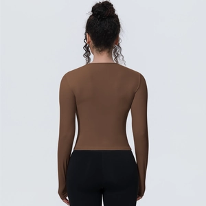 Vue arrière du haut de yoga marron à manches longues montrant la texture du tissu lisse