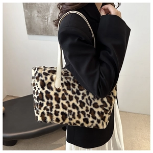 Détail du sac cabas en peluche léopard avec bandoulière en cuir beige pour femme