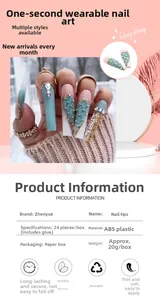 Détail de faux ongles vert brume à motif écossais avec décoration de strass luxueux