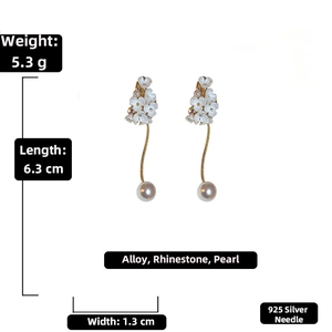 Dettaglio della misura di 6,3 cm e dell'ago in argento 925 degli orecchini floreali