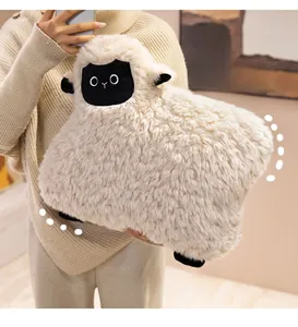 Gros plan d'une peluche mouton blanche et douce tenue dans un cadre chaleureux