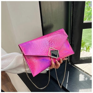 Dettaglio della borsa a busta olografica fucsia con motivo a serpente e chiusura dorata