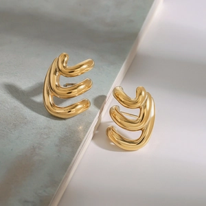 Vue détaillée des boucles d'oreilles spirales à trois couches en acier titane doré