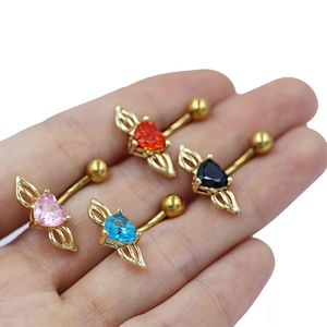 Gros plan de piercings de nombril cœur en zircon avec ailes en rouge, rose, noir et bleu