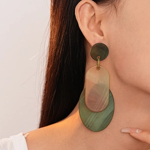 Boucles d'oreilles géométriques en acrylique avec segments ovales en résine ambre et vert