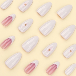 Französische Mandel-Drucknägel mit 3D-Blumenakzenten und elegantem lila Finish