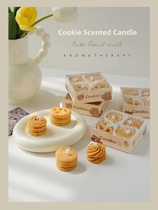 Vista detallada de velas aromáticas con forma de galleta en una caja de regalo oso
