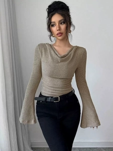 Khaki geripptes Strickoberteil mit Wasserfallausschnitt und eleganten Glockenärmeln