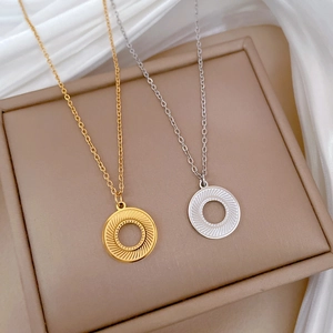 Titanium Steel Rotating Circle Pendant Necklace Radial Texture Minimalist Jewelry For Women Elegant Clavicle Chain