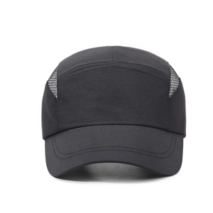 Quick-dry mesh breathable baseball cap in black with short brim for outdoor sports