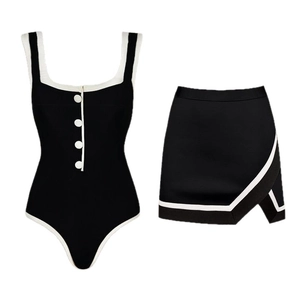 Elegante costume da bagno nero con bordo a contrasto bianco, bottoni e gonna a portafoglio