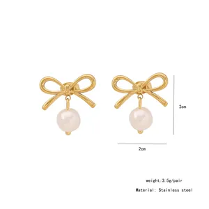 Detail of bow-shaped stainless steel earrings with white pearls, size 2cm, weight 3.5g per pair