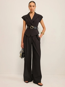 Ensemble combinaison chic gilet sans manches et pantalon large noir avec ceinture dorée