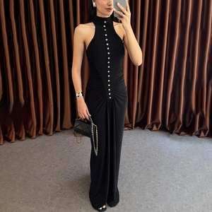 Robe moulante noire dos nu sans manches avec boutons décoratifs et taille froncée chic
