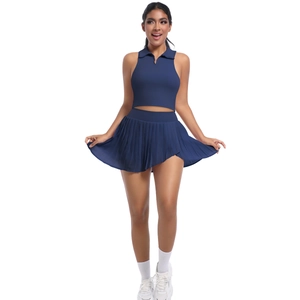 Détail de l'ensemble de tennis bleu marine avec haut polo sans manches et jupe plissée
