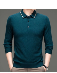 Detail der petrolfarbenen Stricktextur eines Herren Langarm-Polo-Business-Pullovers