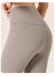 Makro-Detail der High-Waist Yogahose mit V-förmiger Kontur für den Push-Up-Effekt