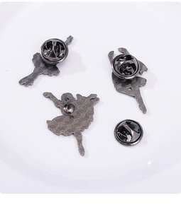 Detalle del reverso del broche con textura geométrica y cierre de mariposa metálico