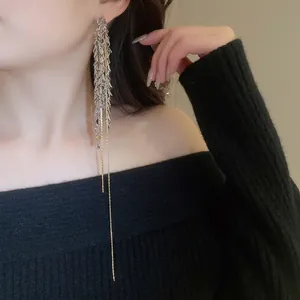 Boucles d'oreilles longues à pampilles avec design épi de blé et clous en argent
