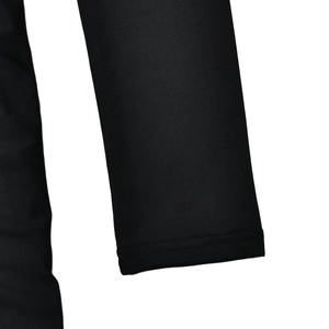 Gros plan du poignet d'une robe moulante noire montrant les coutures et la texture du tissu