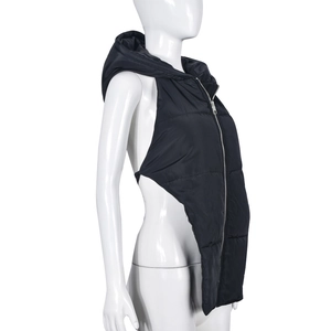 Vue latérale du gilet noir à capuche avec fermeture éclair et dos nu sexy à lacets