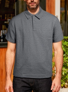 Gros plan d'un polo en tricot gris pour homme montrant la texture gaufrée et boutons