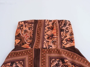 Détail de robe bustier bohème présentant des motifs paisley et géométriques complexes