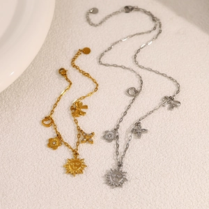 Ensemble de colliers or et argent avec pendentifs soleil, fleur, trèfle et cœur élégants