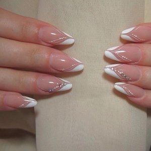 Press On Nails Amande French Tips Rose Nude Volutes Blanches Strass Colorés Style Doux Faux Ongles Femmes