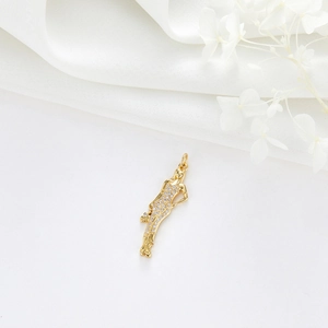 Pendentif profil de femme doré avec zircons brillants sur fond de soie blanche
