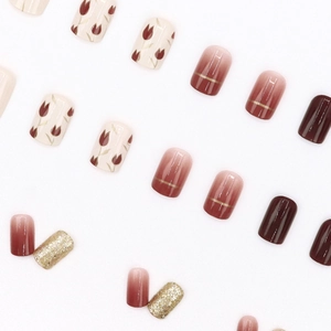 Faux ongles courts avec motif tulipes rouges, dégradé marron rose et paillettes