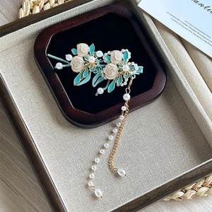 Pince à cheveux tulipe bleue raffinée avec glands de perles sur fond vintage