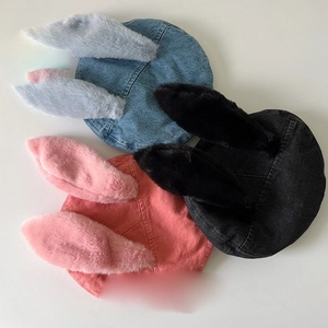 Vue à plat de bérets en jean avec oreilles de lapin en bleu clair, noir et rose