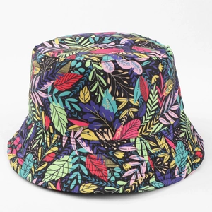 Détails de l'imprimé de feuilles tropicales colorées sur le tissu noir de ce bob tendance