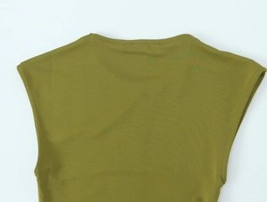 Dettaglio del collo e della trama a maglia dell'abito lungo in colore verde oliva
