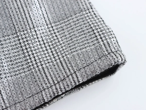 Détail de tissu à carreaux noir et blanc avec des paillettes et texture claire