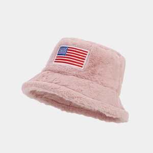 Nahaufnahme des rosa Plüsch-Fischerhuts mit US-Flaggen-Stickerei und weichem Kunstfell-Finish