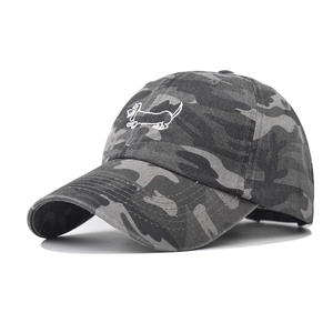Verwaschene Camouflage-Baseballkappe mit weißer Hundestickerei und gebogenem Schirm