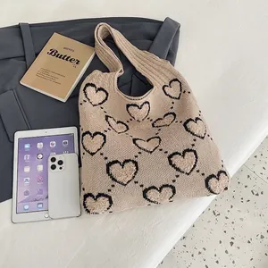 Grand sac cabas en maille beige à motifs cœurs pour les essentiels du quotidien