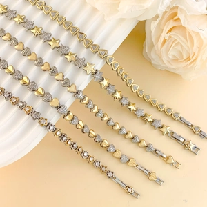 Set di bracciali geometrici bicolore con ciondoli a stella cuore e fiori finitura oro
