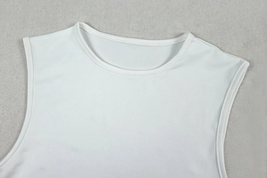 Gros plan du col et des coutures d'épaule sur une robe moulante blanche sans manches