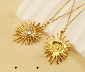 Détail du pendentif cœur plaqué or 18 carats avec motif solaire rayonnant et cristaux