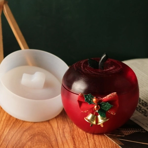 Vue détaillée du moule en silicone en forme de pomme avec ruban et décorations de Noël