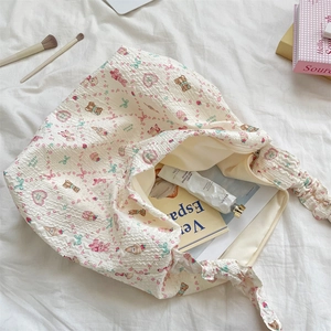 Détail d'un sac cabas blanc cassé avec oursons en relief et texture en coton gaufré